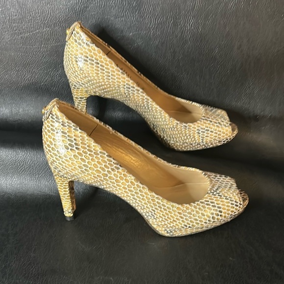 NEW NEVER WORN  Stuart Weitzman Logo Plainfield Peep Toe Pumps Size 7.5 - Picture 3 of 11